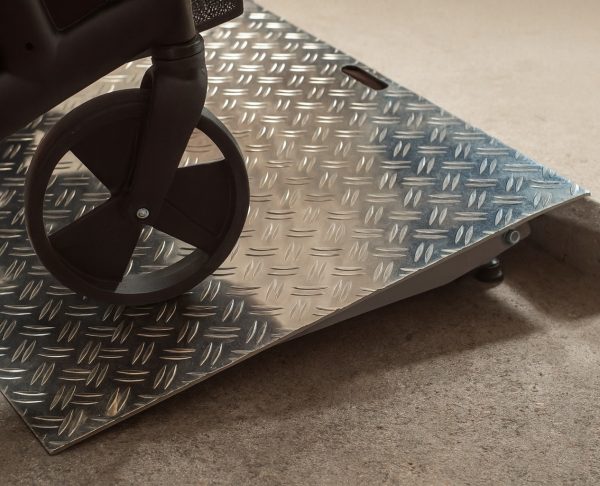 Rampa de acces din aluminiu. Inaltime regalbila 7,5-12 cm